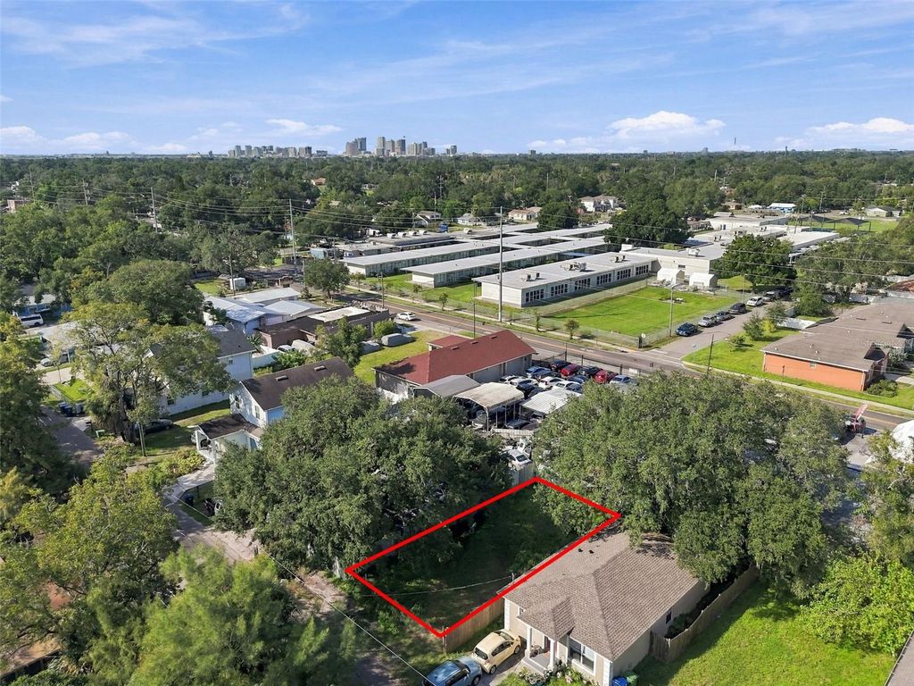 Image 6 of property listing at 4620 N 35TH STREET, Tampa, FL 33610