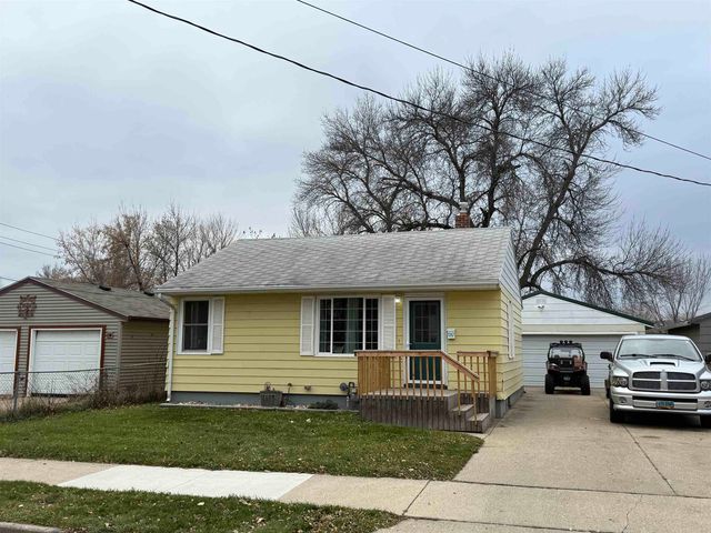 509 NW 13th St, Minot, ND 58703