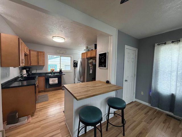 509 NW 13th St, Minot, ND 58703