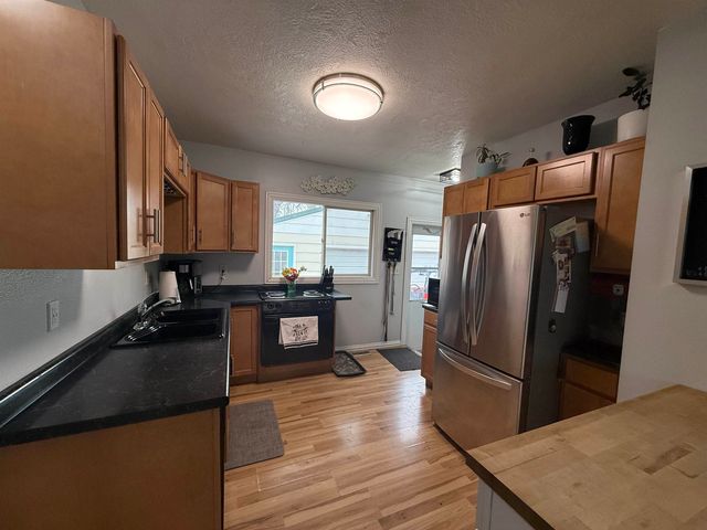 509 NW 13th St, Minot, ND 58703