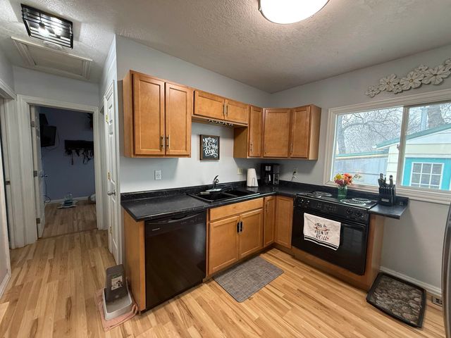 509 NW 13th St, Minot, ND 58703