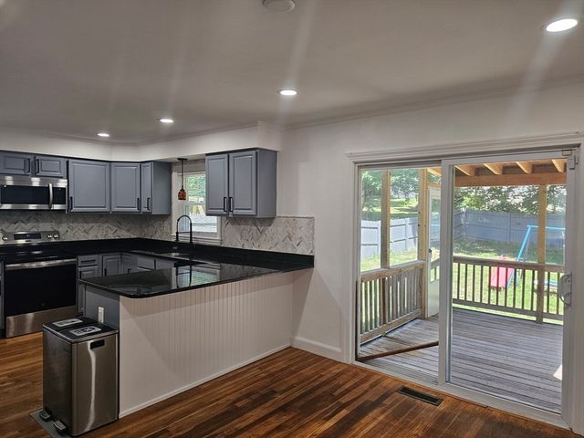 85 Lexington Ave, Lowell, MA 01854