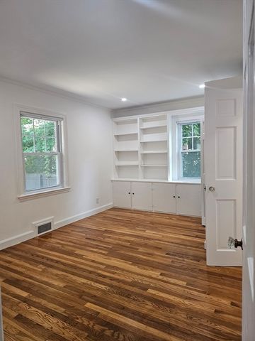 85 Lexington Ave, Lowell, MA 01854
