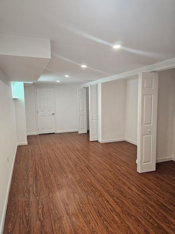 85 Lexington Ave, Lowell, MA 01854