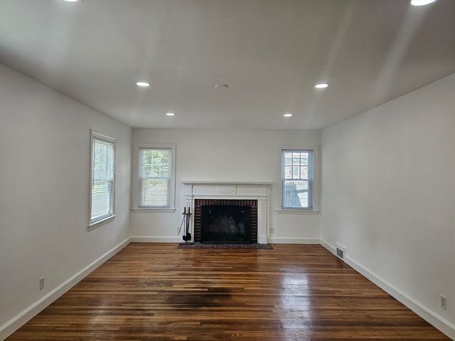 85 Lexington Ave, Lowell, MA 01854