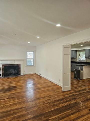 85 Lexington Ave, Lowell, MA 01854