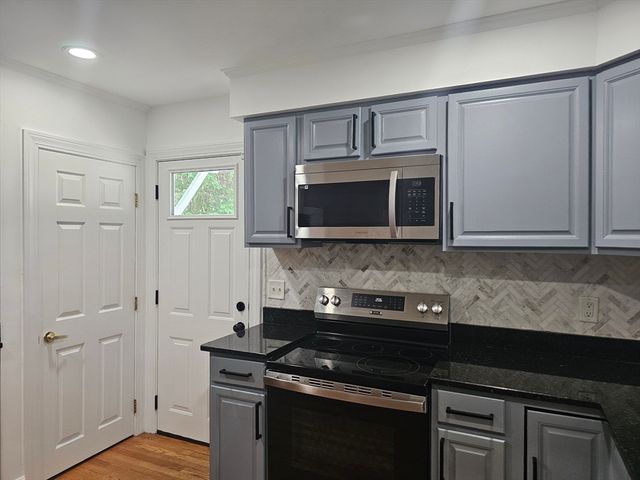 85 Lexington Ave, Lowell, MA 01854