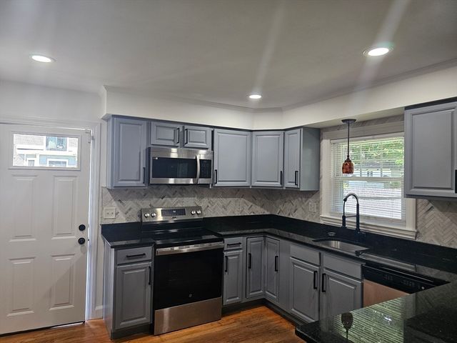 85 Lexington Ave, Lowell, MA 01854