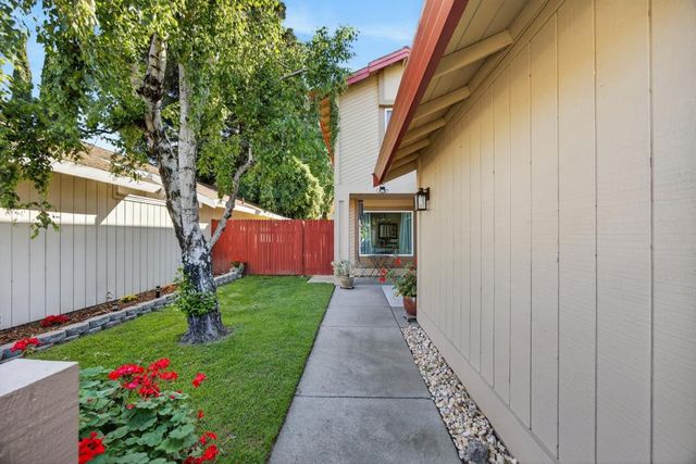 7597 Deltawind Dr, Sacramento, CA 95831