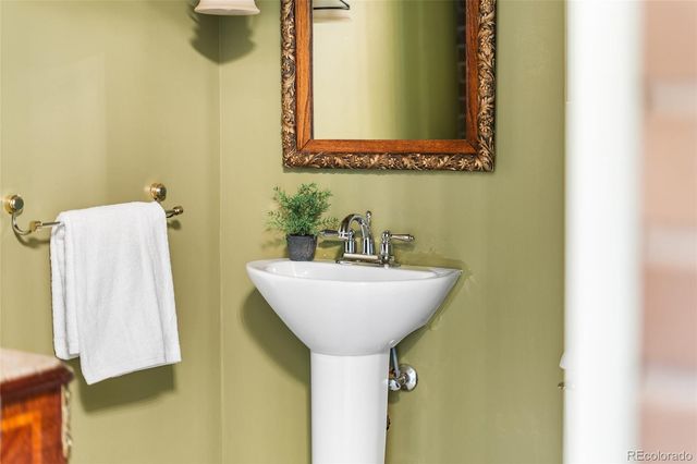 2735 E 7th Avenue Parkway, Denver, CO 80206