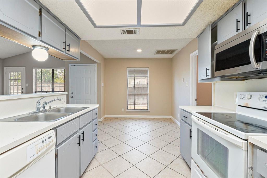 8703 Clear brook TRL B, Austin, TX 78729