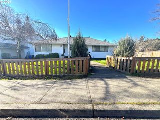 18303 PORTLAND Ave, Gladstone, OR 97027