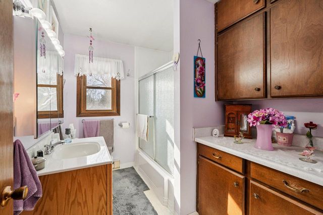 857 E Newark DRIVE, West Bend, WI 53090