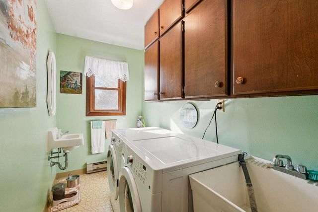 857 E Newark DRIVE, West Bend, WI 53090