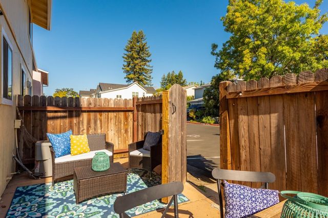 1422 N Oak St, Calistoga, CA 94515