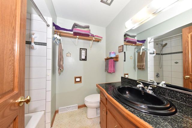 204 Judge DRIVE, Saukville, WI 53080