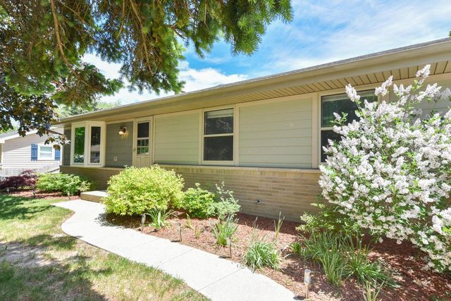 204 Judge DRIVE, Saukville, WI 53080