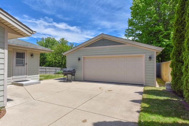 204 Judge DRIVE, Saukville, WI 53080