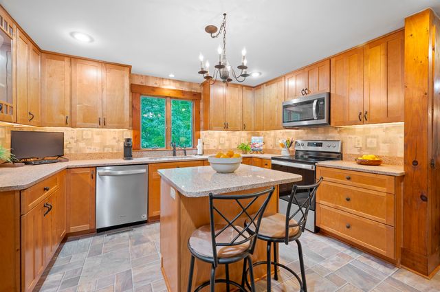9 Checkerberry Lane, Bedford, NH 03110