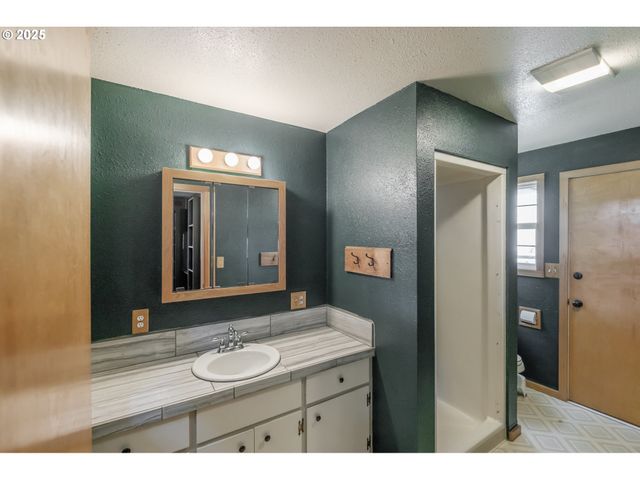 1308 42ND Ave, Sweet Home, OR 97386