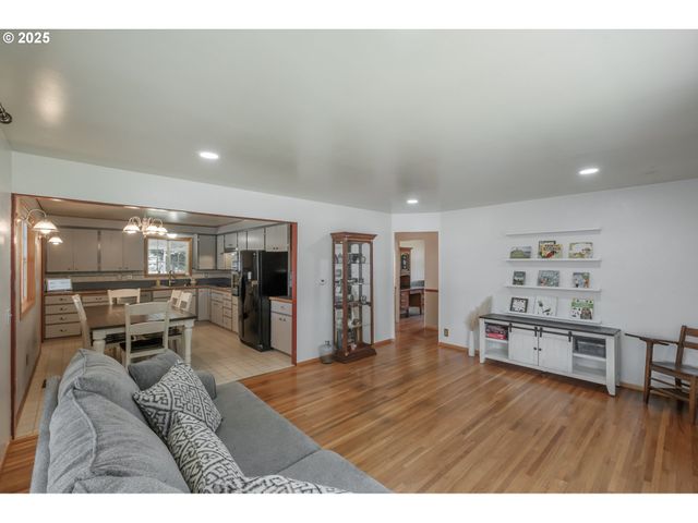1308 42ND Ave, Sweet Home, OR 97386