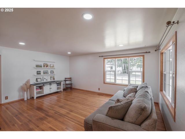 1308 42ND Ave, Sweet Home, OR 97386