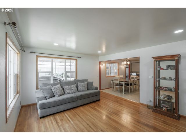 1308 42ND Ave, Sweet Home, OR 97386