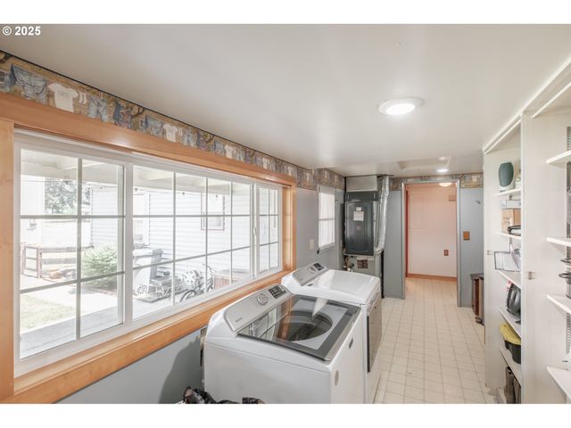 1308 42ND Ave, Sweet Home, OR 97386