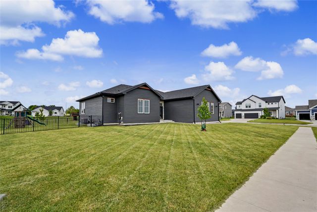 808 Willow Valley Drive, Norwalk, IA 50211
