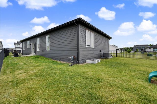 808 Willow Valley Drive, Norwalk, IA 50211
