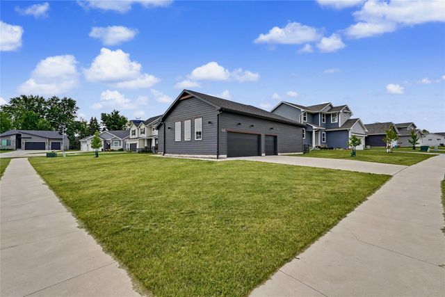 808 Willow Valley Drive, Norwalk, IA 50211