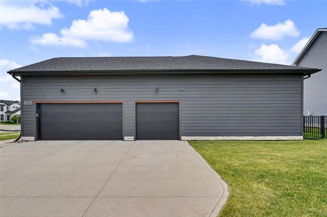 808 Willow Valley Drive, Norwalk, IA 50211