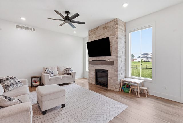 808 Willow Valley Drive, Norwalk, IA 50211