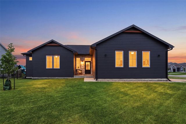 808 Willow Valley Drive, Norwalk, IA 50211