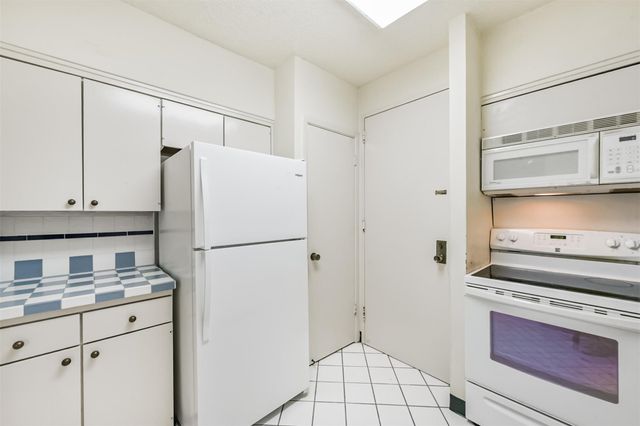 5001 Woodway Drive 706, Houston, TX 77056