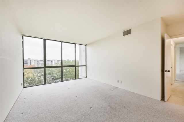 5001 Woodway Drive 706, Houston, TX 77056