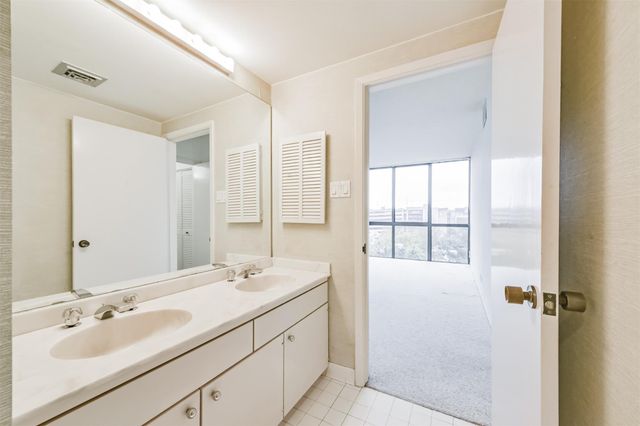 5001 Woodway Drive 706, Houston, TX 77056