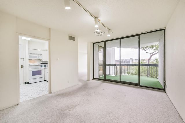 5001 Woodway Drive 706, Houston, TX 77056