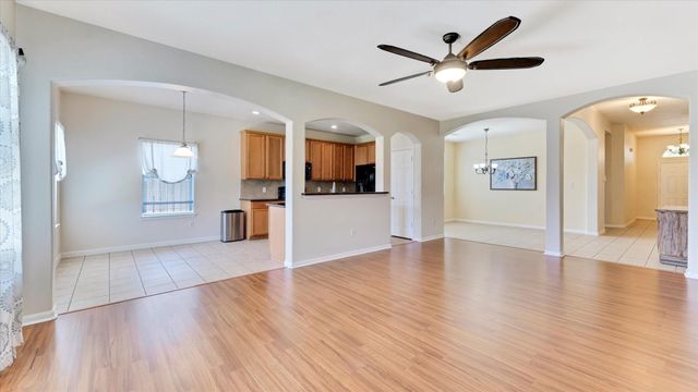 8614 W Highlands Crossing, Highlands, TX 77562
