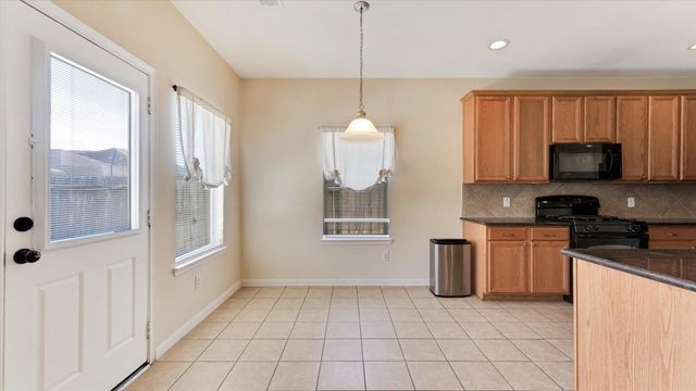 8614 W Highlands Crossing, Highlands, TX 77562