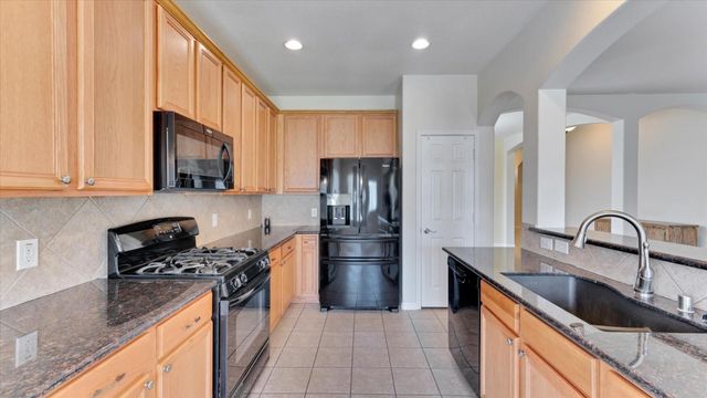 8614 W Highlands Crossing, Highlands, TX 77562
