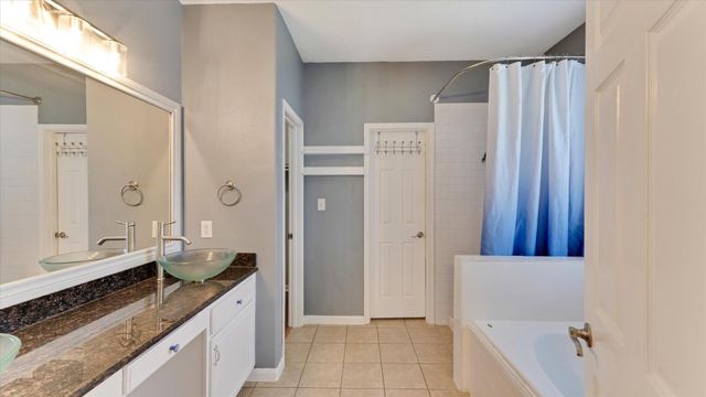 8614 W Highlands Crossing, Highlands, TX 77562