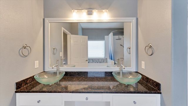 8614 W Highlands Crossing, Highlands, TX 77562