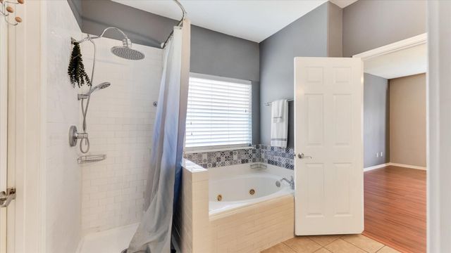 8614 W Highlands Crossing, Highlands, TX 77562