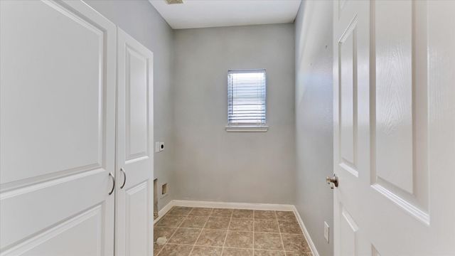 8614 W Highlands Crossing, Highlands, TX 77562