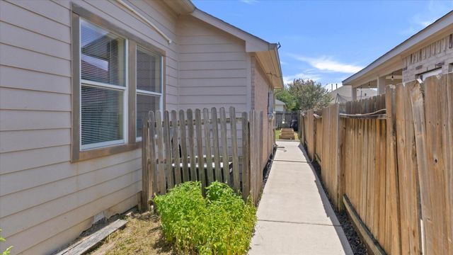 8614 W Highlands Crossing, Highlands, TX 77562