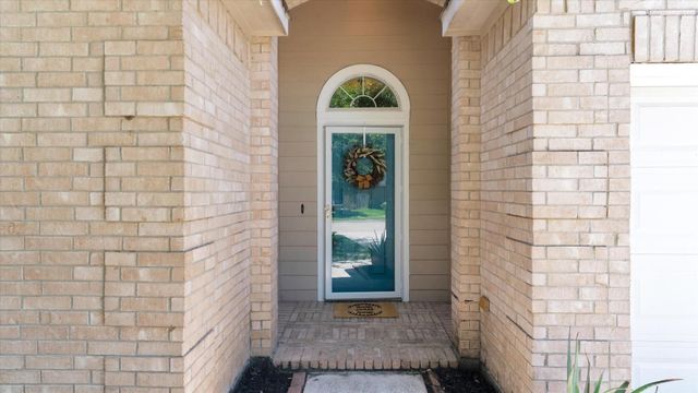 8614 W Highlands Crossing, Highlands, TX 77562
