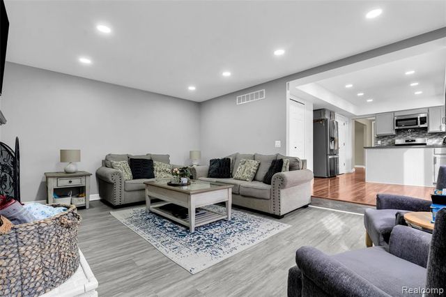 648 Lansdowne Drive, Westland, MI 48185