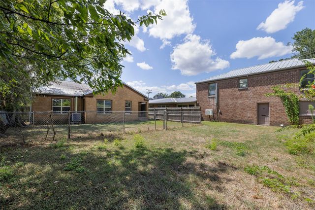 703 Cedar Street, Hearne, TX 77859