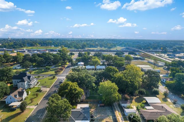 703 Cedar Street, Hearne, TX 77859